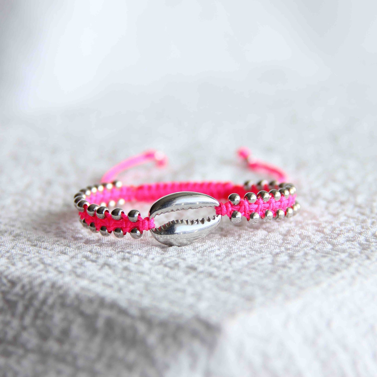 Neon Pink Shelly Bracelet, Shell Bracelet, Silver Beaded Bracelets, Minimal Silver Bracelet, Silver Jewelry, Minimal Bracelets