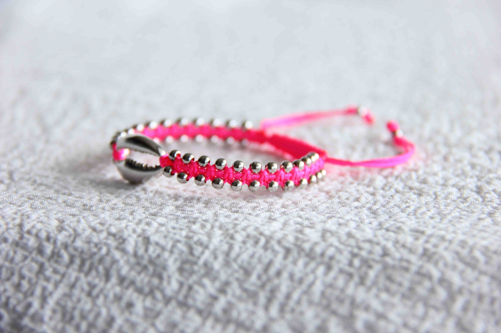 Neon Pink Shelly Bracelet, Shell Bracelet, Silver Beaded Bracelets, Minimal Silver Bracelet, Silver Jewelry, Minimal Bracelets