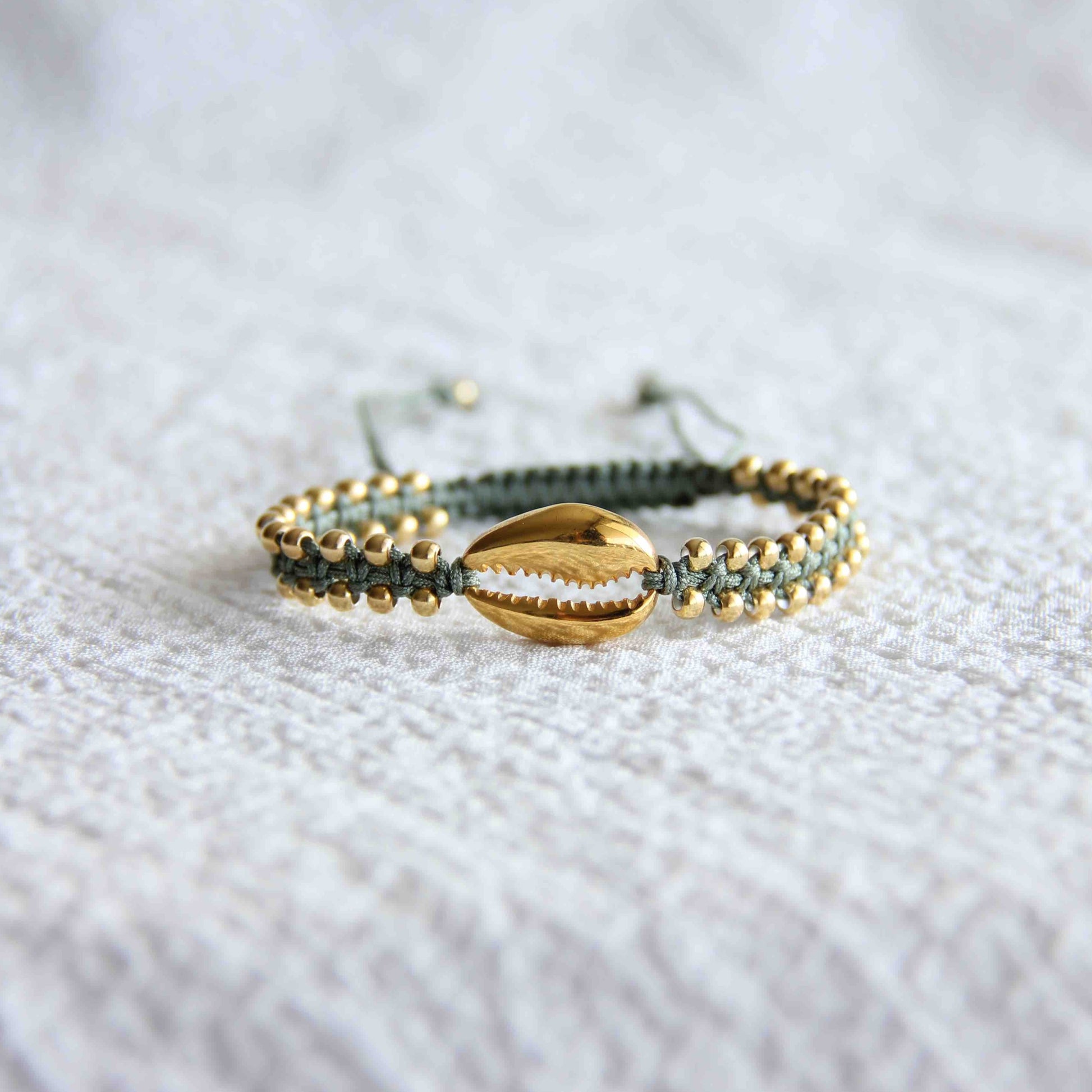 Olive Green Shelly Bracelet, Shell Bracelet, Silver Beaded Bracelets, Minimal Silver Bracelet, Silver Jewelry, Minimal Bracelets